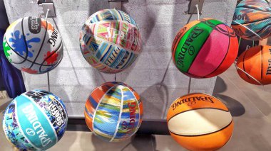 Grand outlet East Jakarta-Karawang 'daki spor merkezinin duvarında Spalding markasının görüntüsü. Batı Java, Endonezya - 29 Mayıs 2025