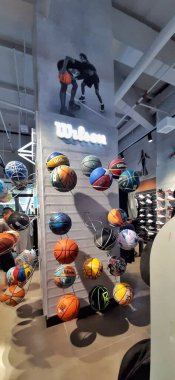 Büyük çıkış noktası Doğu Jakarta-Karawang 'daki spor merkezinin duvarında Wilson marka basketbolun görüntüsü. Batı Java, Endonezya - 29 Mayıs 2025