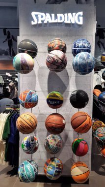 Grand outlet East Jakarta-Karawang 'daki spor merkezinin duvarında Spalding markasının görüntüsü. Batı Java, Endonezya - 29 Mayıs 2025