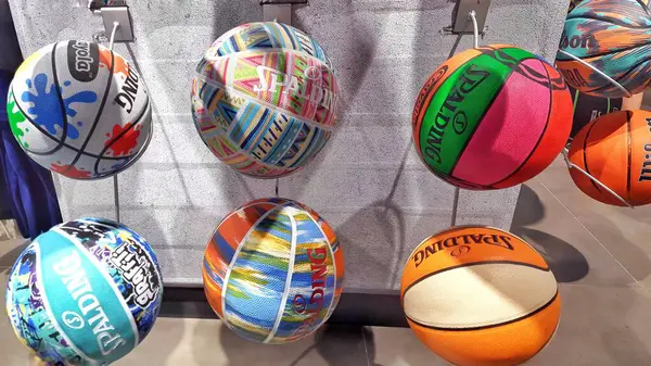 Grand outlet East Jakarta-Karawang 'daki spor merkezinin duvarında Spalding markasının görüntüsü. Batı Java, Endonezya - 29 Mayıs 2025