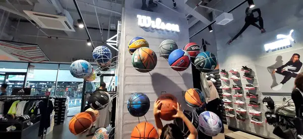 Büyük çıkış noktası Doğu Jakarta-Karawang 'daki spor merkezinin duvarında Wilson marka basketbolun görüntüsü. Batı Java, Endonezya - 29 Mayıs 2025