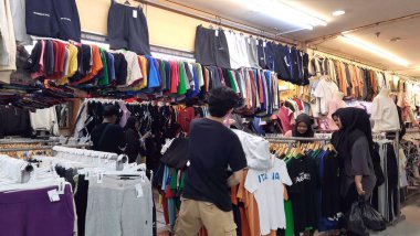 İkinci el markalı moda ürünleri mağazası. Pasar Senen 'deki ucuz giyim pazarı. Prelloved vintage. Jakarta, Endonezya - 27 Mayıs 2025