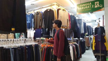 İkinci el markalı moda ürünleri mağazası. Pasar Senen 'deki ucuz giyim pazarı. Prelloved vintage. Jakarta, Endonezya - 27 Mayıs 2025