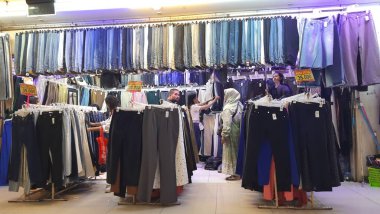 İkinci el markalı moda ürünleri mağazası. Pasar Senen 'deki ucuz giyim pazarı. Prelloved vintage. Jakarta, Endonezya - 27 Mayıs 2025