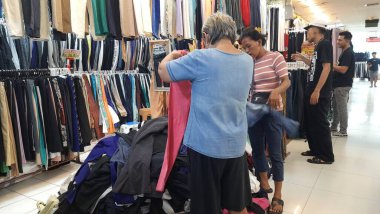 İkinci el markalı moda ürünleri mağazası. Pasar Senen 'deki ucuz giyim pazarı. Prelloved vintage. Jakarta, Endonezya - 27 Mayıs 2025