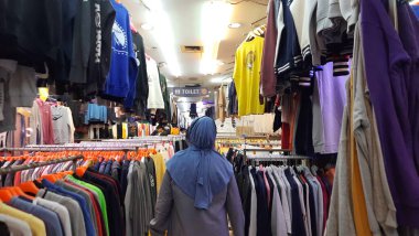 İkinci el markalı moda ürünleri mağazası. Pasar Senen 'deki ucuz giyim pazarı. Prelloved vintage. Jakarta, Endonezya - 27 Mayıs 2025