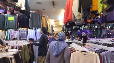 İkinci el markalı moda ürünleri mağazası. Pasar Senen 'deki ucuz giyim pazarı. Prelloved vintage. Jakarta, Endonezya - 27 Mayıs 2025