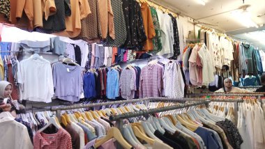 İkinci el markalı moda ürünleri mağazası. Pasar Senen 'deki ucuz giyim pazarı. Prelloved vintage. Jakarta, Endonezya - 27 Mayıs 2025