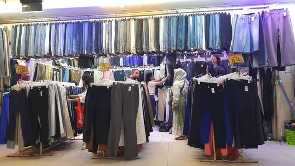 İkinci el markalı moda ürünleri mağazası. Pasar Senen 'deki ucuz giyim pazarı. Prelloved vintage. Jakarta, Endonezya - 27 Mayıs 2025
