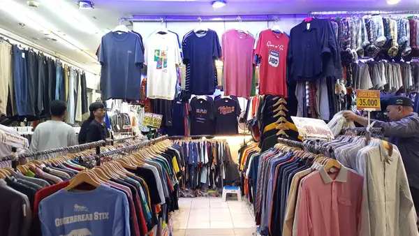 İkinci el markalı moda ürünleri mağazası. Pasar Senen 'deki ucuz giyim pazarı. Prelloved vintage. Jakarta, Endonezya - 27 Mayıs 2025