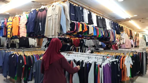 İkinci el markalı moda ürünleri mağazası. Pasar Senen 'deki ucuz giyim pazarı. Prelloved vintage. Jakarta, Endonezya - 27 Mayıs 2025