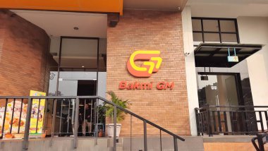 Bakmi GM logo markasının önünde dükkan var. Fast food restoranı. Bekasi, Batı Java, Endonezya - 7 Haziran 2025