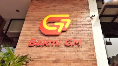 Bakmi GM logo markasının önünde dükkan var. Fast food restoranı. Bekasi, Batı Java, Endonezya - 7 Haziran 2025