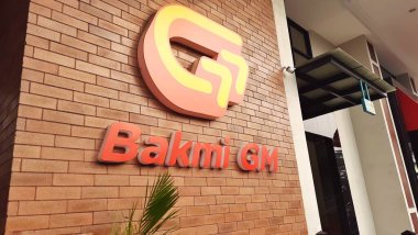 Bakmi GM logo markasının önünde dükkan var. Fast food restoranı. Bekasi, Batı Java, Endonezya - 7 Haziran 2025