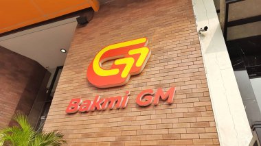 Bakmi GM logo markasının önünde dükkan var. Fast food restoranı. Bekasi, Batı Java, Endonezya - 7 Haziran 2025