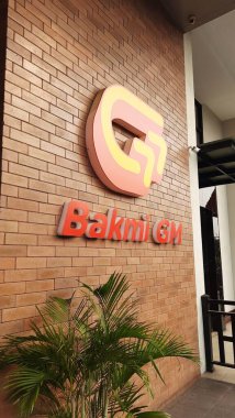 Bakmi GM logo markasının önünde dükkan var. Fast food restoranı. Bekasi, Batı Java, Endonezya - 7 Haziran 2025
