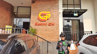 Bakmi GM logo markasının önünde dükkan var. Fast food restoranı. Bekasi, Batı Java, Endonezya - 7 Haziran 2025