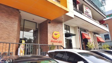Bakmi GM logo markasının önünde dükkan var. Fast food restoranı. Bekasi, Batı Java, Endonezya - 7 Haziran 2025