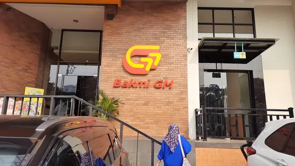 Bakmi GM logo markasının önünde dükkan var. Fast food restoranı. Bekasi, Batı Java, Endonezya - 7 Haziran 2025