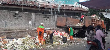 Pasar Geleneksel Bekasi 'ye çöp kamyonu yığını taşırken etkinlik çöpçüleri. Batı Java, Endonezya - 27 Mart 2025