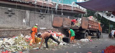 Pasar Geleneksel Bekasi 'ye çöp kamyonu yığını taşırken etkinlik çöpçüleri. Batı Java, Endonezya - 27 Mart 2025