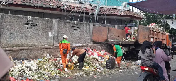 Pasar Geleneksel Bekasi 'ye çöp kamyonu yığını taşırken etkinlik çöpçüleri. Batı Java, Endonezya - 27 Mart 2025