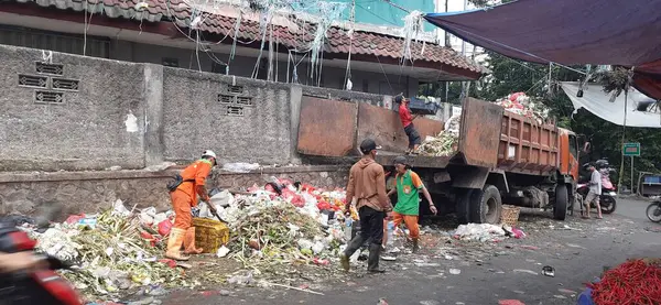 Pasar Geleneksel Bekasi 'ye çöp kamyonu yığını taşırken etkinlik çöpçüleri. Batı Java, Endonezya - 27 Mart 2025