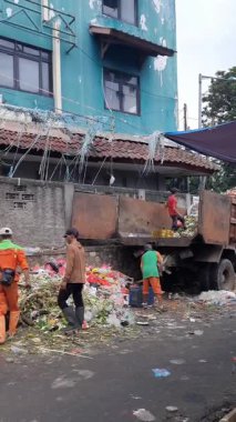 Pasar Geleneksel Bekasi 'ye çöp kamyonu yığını taşırken etkinlik çöpçüleri. Batı Java, Endonezya - 27 Mart 2025