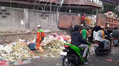 Pasar Geleneksel Bekasi 'ye çöp kamyonu yığını taşırken etkinlik çöpçüleri. Batı Java, Endonezya - 27 Mart 2025