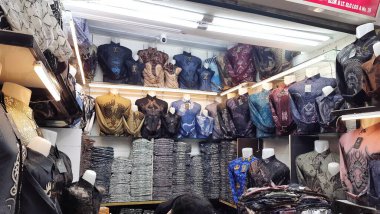 Tanah Abang alışveriş merkezinde satılmaya hazır Cava desenli çeşitli Batik gömlekler. Geleneksel Endonezya modası. Jakarta, Endonezya - 12 Haziran 2025