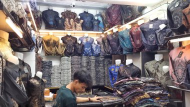 Tanah Abang alışveriş merkezinde satılmaya hazır Cava desenli çeşitli Batik gömlekler. Geleneksel Endonezya modası. Jakarta, Endonezya - 12 Haziran 2025