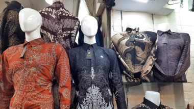 Tanah Abang alışveriş merkezinde satılmaya hazır Cava desenli çeşitli Batik gömlekler. Geleneksel Endonezya modası. Jakarta, Endonezya - 12 Haziran 2025