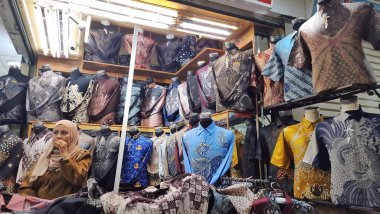 Tanah Abang alışveriş merkezinde satılmaya hazır Cava desenli çeşitli Batik gömlekler. Geleneksel Endonezya modası. Jakarta, Endonezya - 12 Haziran 2025