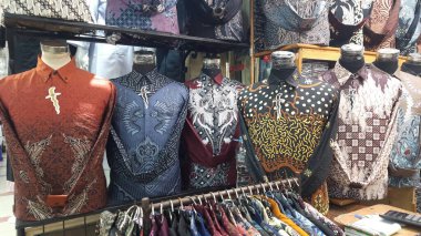 Tanah Abang alışveriş merkezinde satılmaya hazır Cava desenli çeşitli Batik gömlekler. Geleneksel Endonezya modası. Jakarta, Endonezya - 12 Haziran 2025