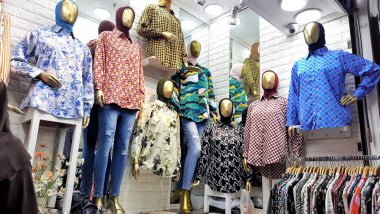 Tanah Abang pazarında insan aktivitesi. Müslümanların en büyük Grosir alışveriş merkezi. Jakarta, Endonezya - 12 Haziran 2025