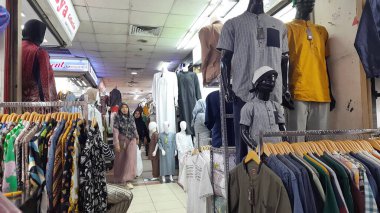 Tanah Abang pazarında insan aktivitesi. Müslümanların en büyük Grosir alışveriş merkezi. Jakarta, Endonezya - 12 Haziran 2025