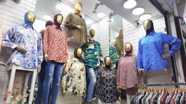 Tanah Abang pazarında insan aktivitesi. Müslümanların en büyük Grosir alışveriş merkezi. Jakarta, Endonezya - 12 Haziran 2025