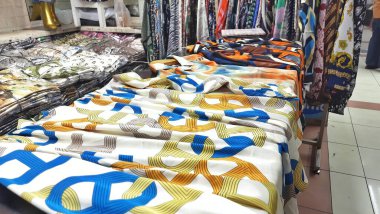 Tanah Abang pazarında insan aktivitesi. Müslümanların en büyük Grosir alışveriş merkezi. Jakarta, Endonezya - 12 Haziran 2025