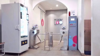 Bay Loo 'nun girişi önünde Tanah Abang alışveriş merkezindeki özel umumi tuvaletler. Jakarta, Endonezya - 19 Haziran 2025