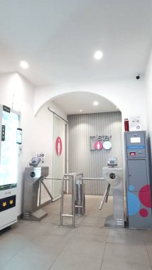 Bay Loo 'nun girişi önünde Tanah Abang alışveriş merkezindeki özel umumi tuvaletler. Jakarta, Endonezya - 19 Haziran 2025