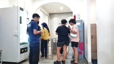 Bay Loo 'nun girişi önünde Tanah Abang alışveriş merkezindeki özel umumi tuvaletler. Jakarta, Endonezya - 19 Haziran 2025