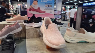 Skechers marka mağazası. Ayakkabılar rafta Skechers 'ı gösteriyor. Kadınlar, erkekler ve çocuklar için Summarecon Villaggio mağazalarında satış yapan Amerikan ayakkabı firması. Karawang, Batı Java, Endonezya - 29 Mayıs 2025