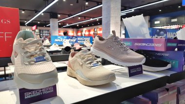 Skechers marka mağazası. Ayakkabılar rafta Skechers 'ı gösteriyor. Kadınlar, erkekler ve çocuklar için Summarecon Villaggio mağazalarında satış yapan Amerikan ayakkabı firması. Karawang, Batı Java, Endonezya - 29 Mayıs 2025