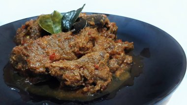 Toppa Lada bifteği siyah tabakta servis edilir. Güney Sulawesi, Makassar 'dan popüler Endonezya yemekleri