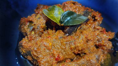 Toppa Lada bifteği siyah tabakta servis edilir. Güney Sulawesi, Makassar 'dan popüler Endonezya yemekleri