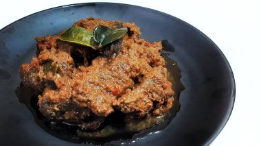 Toppa Lada bifteği siyah tabakta servis edilir. Güney Sulawesi, Makassar 'dan popüler Endonezya yemekleri