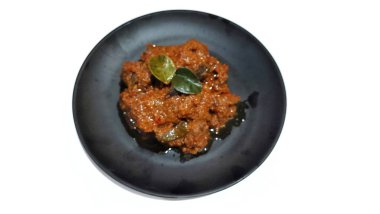 Toppa Lada bifteği siyah tabakta servis edilir. Güney Sulawesi, Makassar 'dan popüler Endonezya yemekleri