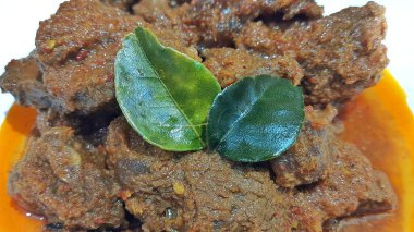 Toppa Lada bifteği beyaz tabakta servis edilir. Güney Sulawesi, Makassar 'dan popüler Endonezya yemekleri