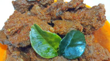 Toppa Lada bifteği beyaz tabakta servis edilir. Güney Sulawesi, Makassar 'dan popüler Endonezya yemekleri