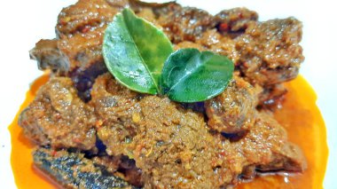 Toppa Lada bifteği beyaz tabakta servis edilir. Güney Sulawesi, Makassar 'dan popüler Endonezya yemekleri